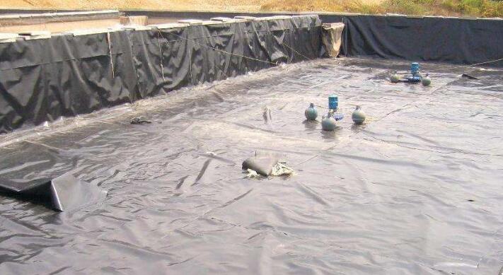 土工膜生產(chǎn)廠家認(rèn)為土工膜使用在干旱的地區(qū)效果會(huì)更加明顯