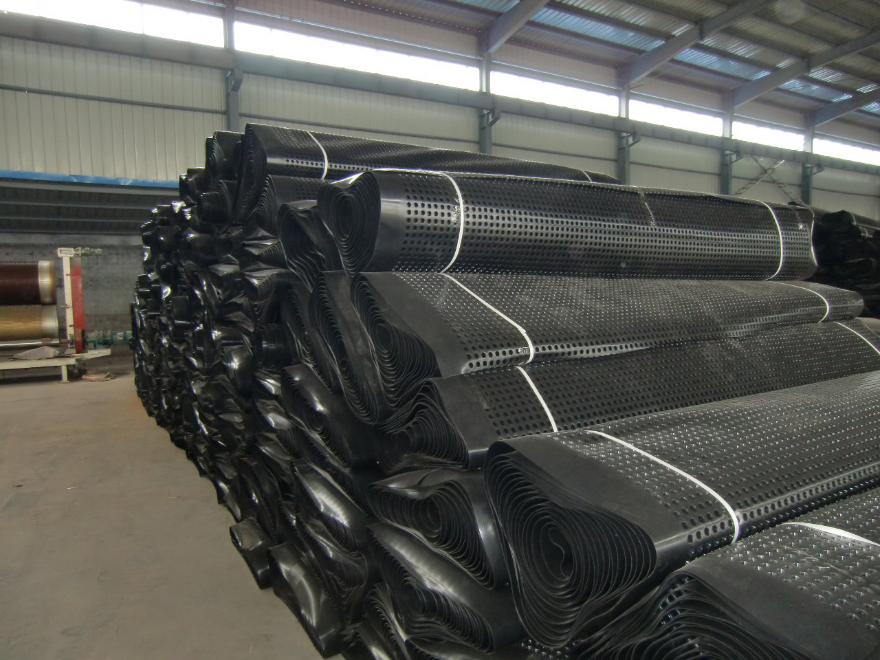 什么是塑料排水板？它比傳統(tǒng)排水系統(tǒng)的優(yōu)勢在哪里？