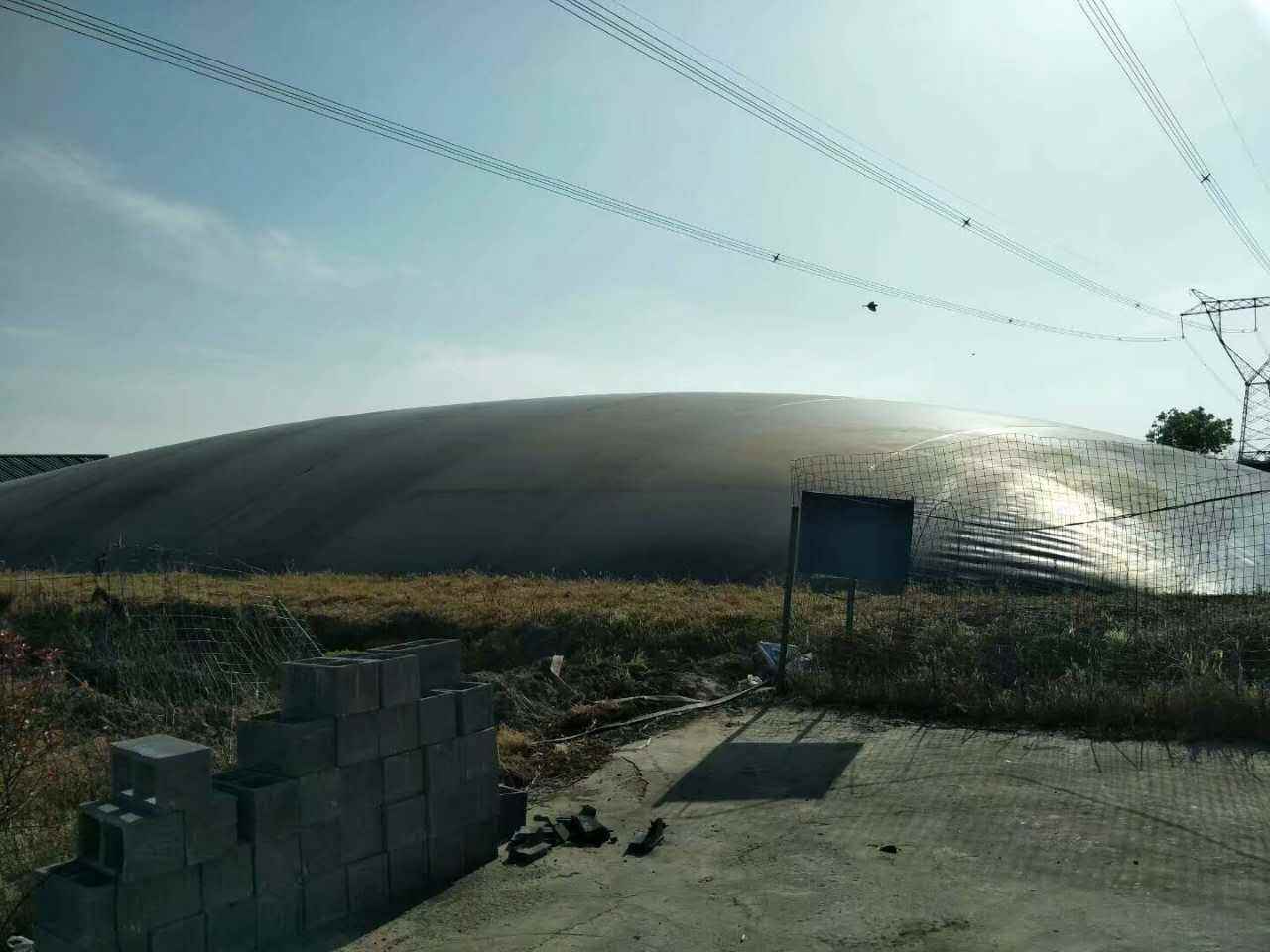 黑膜沼氣池具有普通防水材料無(wú)法比擬的防滲效果