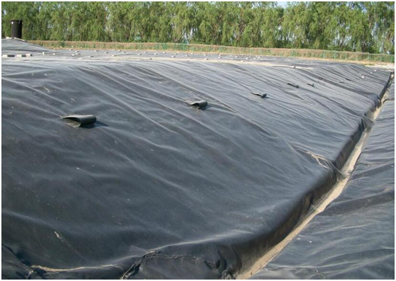 土工膜焊接后排雨水溝如何設(shè)計才能完美