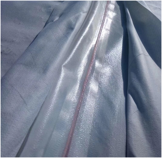 復(fù)合土工膜上設(shè)置鉸鏈?zhǔn)交炷翂K護(hù)坡解決滲漏問(wèn)題