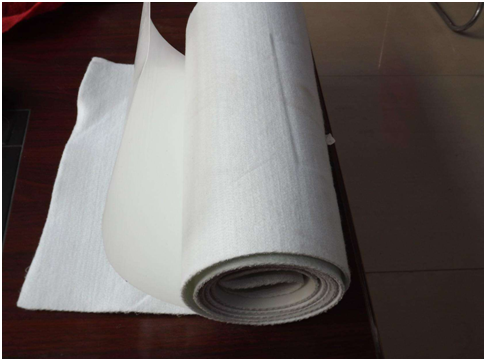 復(fù)合土工膜上設(shè)置鉸鏈?zhǔn)交炷翂K護(hù)坡解決滲漏問(wèn)題