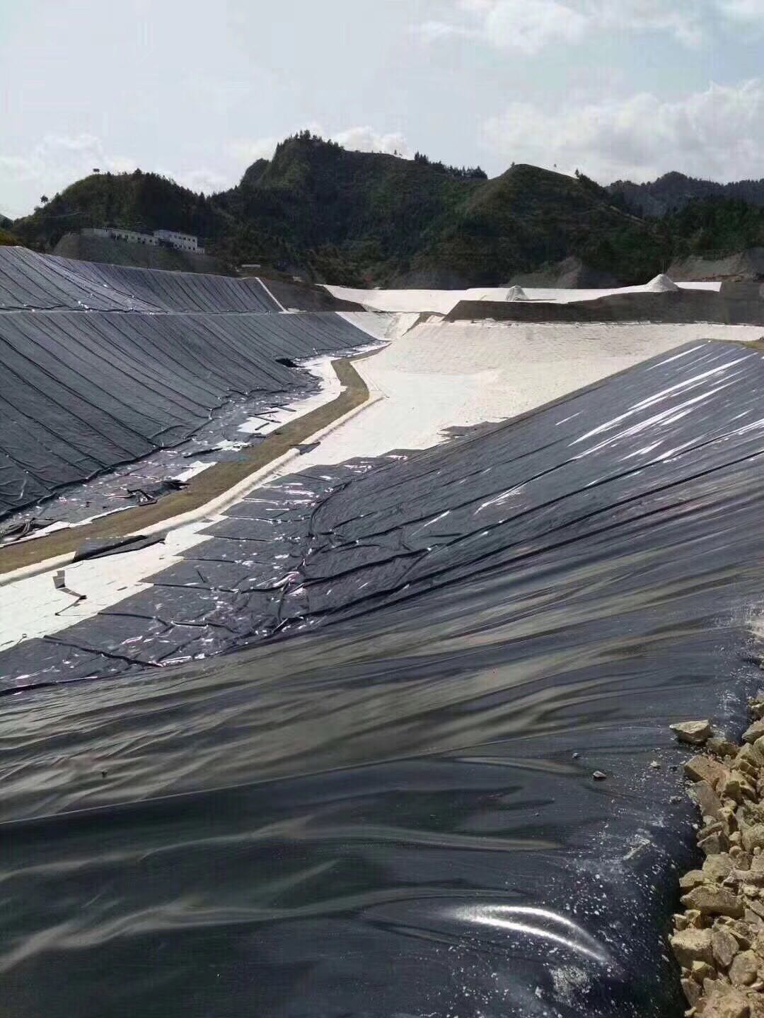 HDPE防滲膜在污水蒸發(fā)池鋪設特有步驟有哪些？