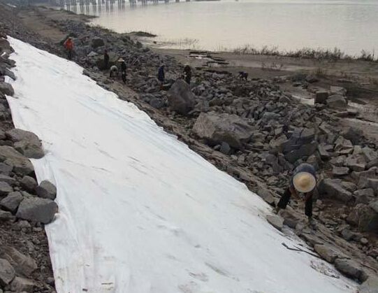 為什么要減少土工膜現(xiàn)場拼接量？