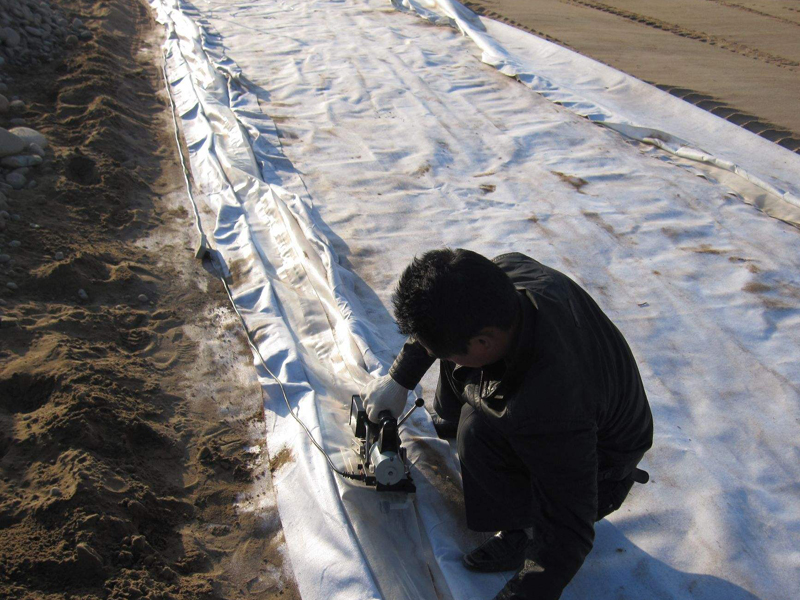 復(fù)合土工膜現(xiàn)場(chǎng)焊接需注意的幾點(diǎn)問(wèn)題