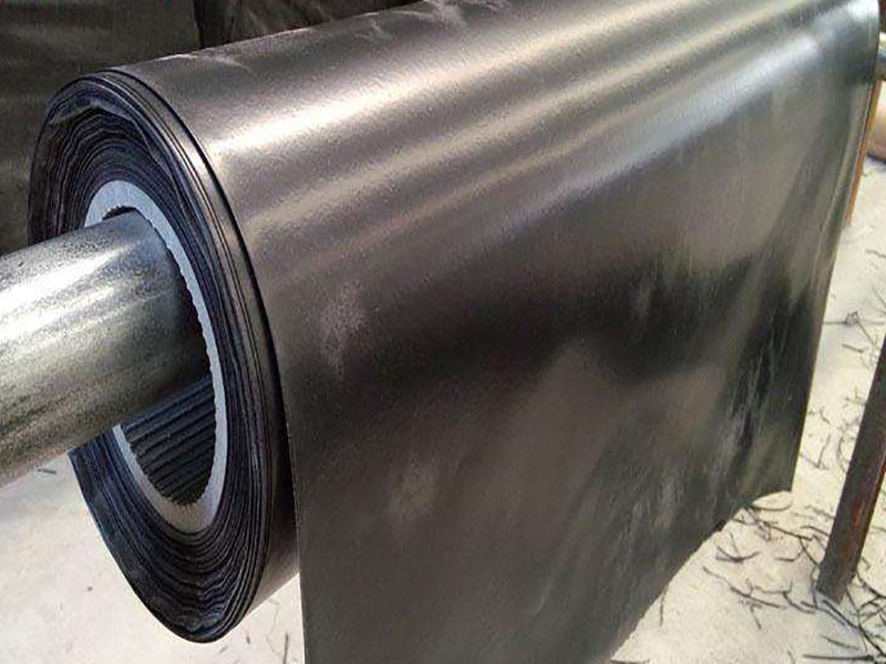 一般情況下河道堤坡修建復合膜鋪在哪一步最好？