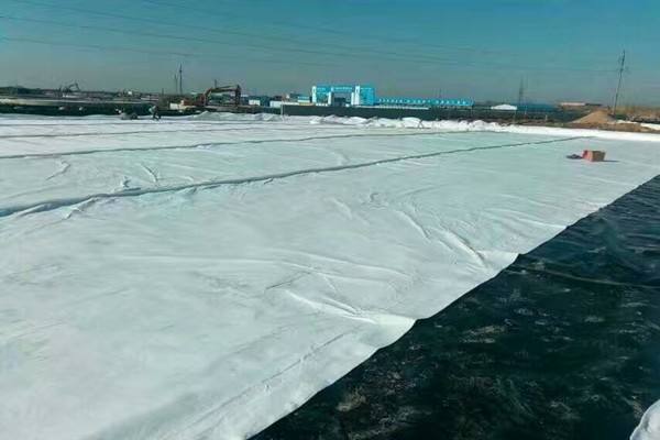 底部都是碎石的人工湖鋪設土工膜的利與弊