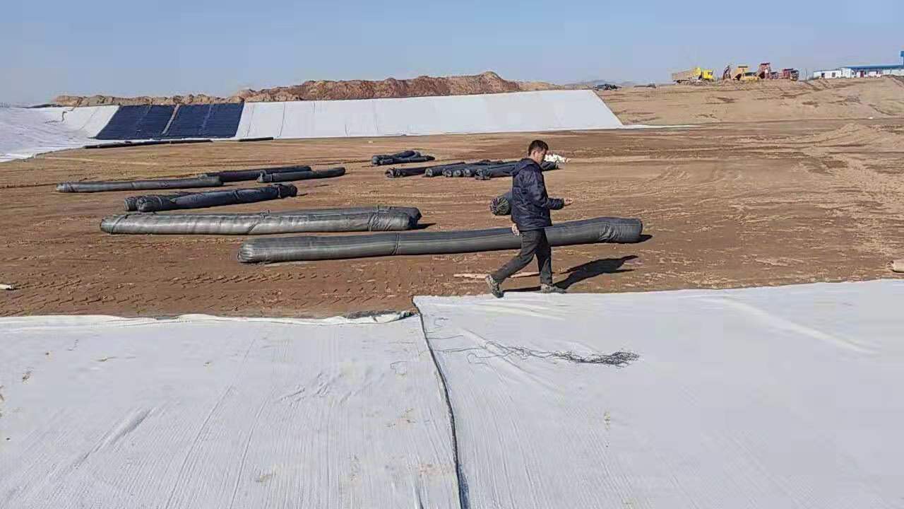 大規(guī)模鋪裝防滲膜應當掌握什么階段？