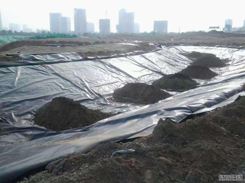 復(fù)合土工膜連接采用膜焊布縫的方式如何進(jìn)行？