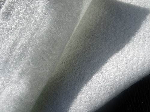 聚酯長絲燒毛土工布鋪設(shè)時候應(yīng)注意什么？