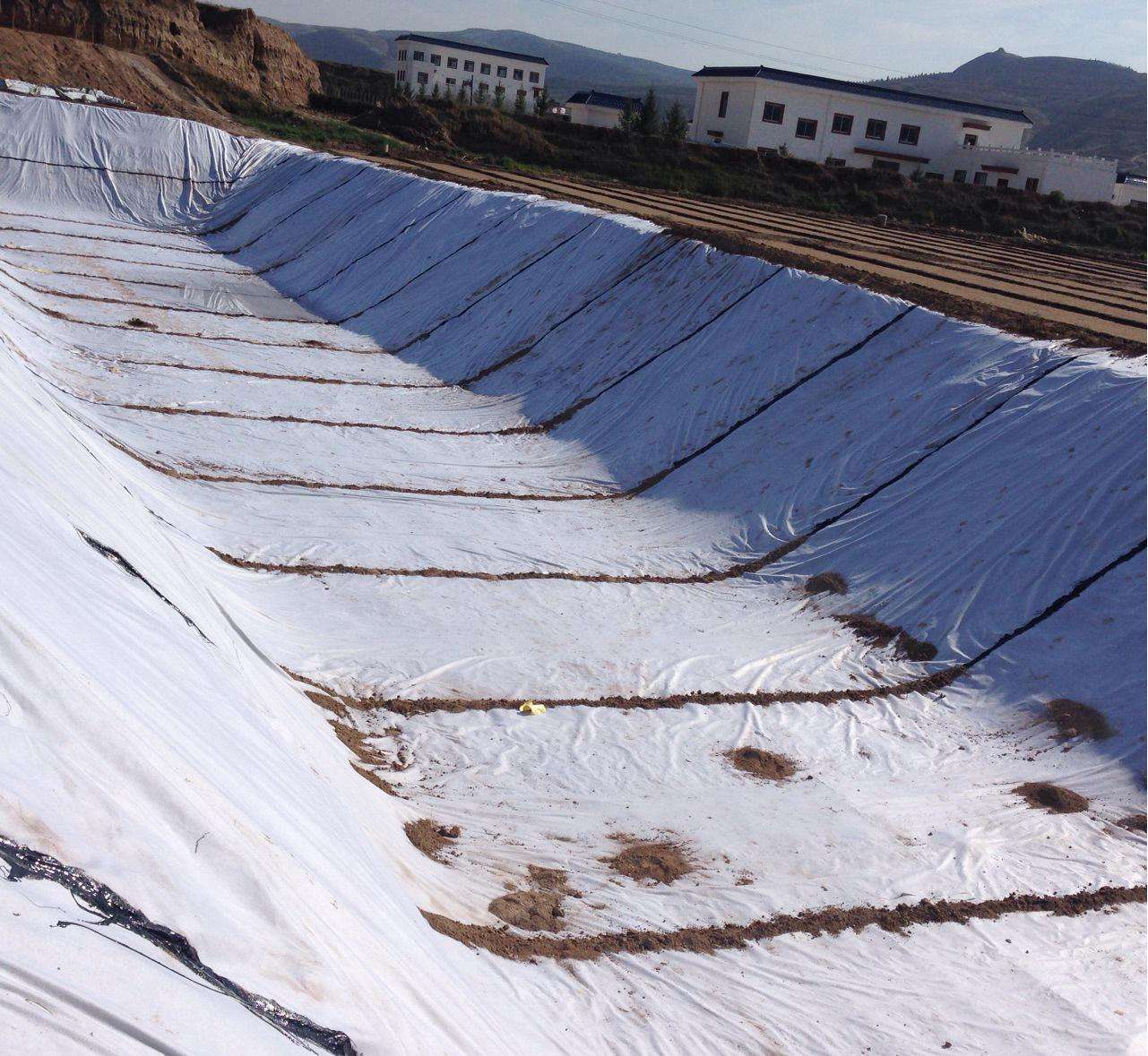 如何利用復(fù)合土工膜進(jìn)行防滲和防護(hù)？