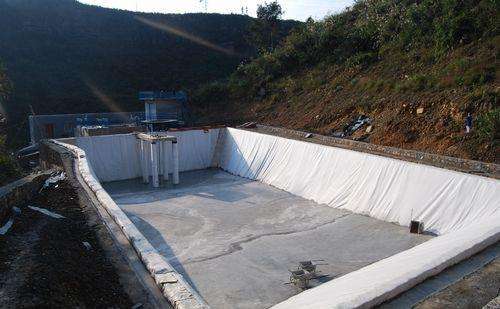 水庫(kù)底部和壩體加固時(shí)應(yīng)怎么選擇合適懂得復(fù)合土工膜