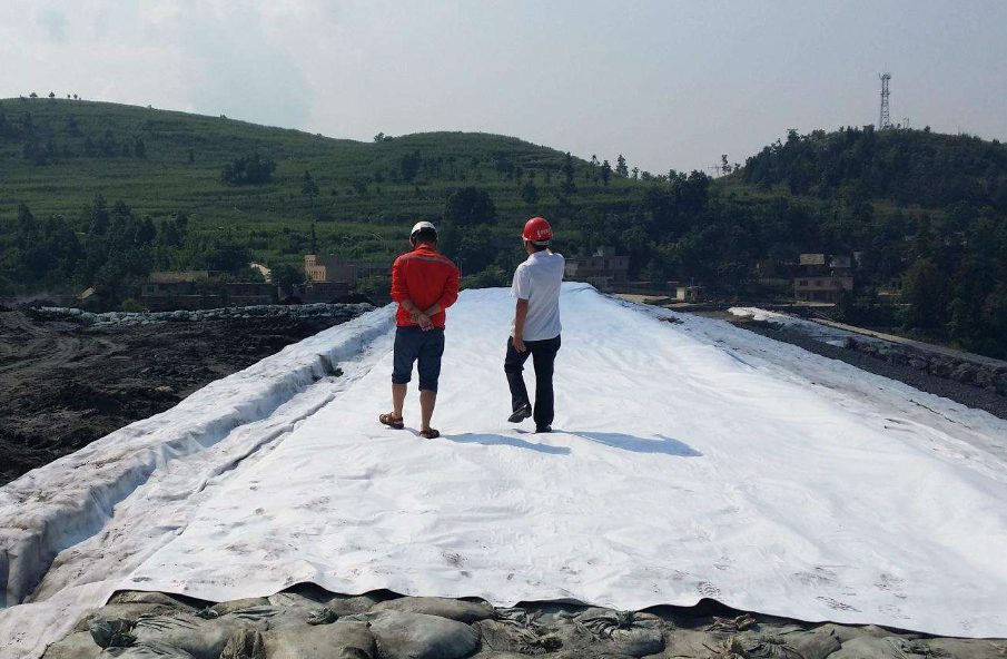 詳情闡述膨潤土防水毯與HDPE土工膜施工技術