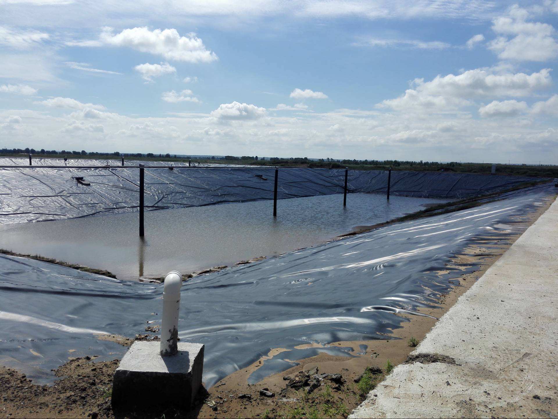 防滲膜接頭應(yīng)保持清潔、無(wú)油污和灰塵