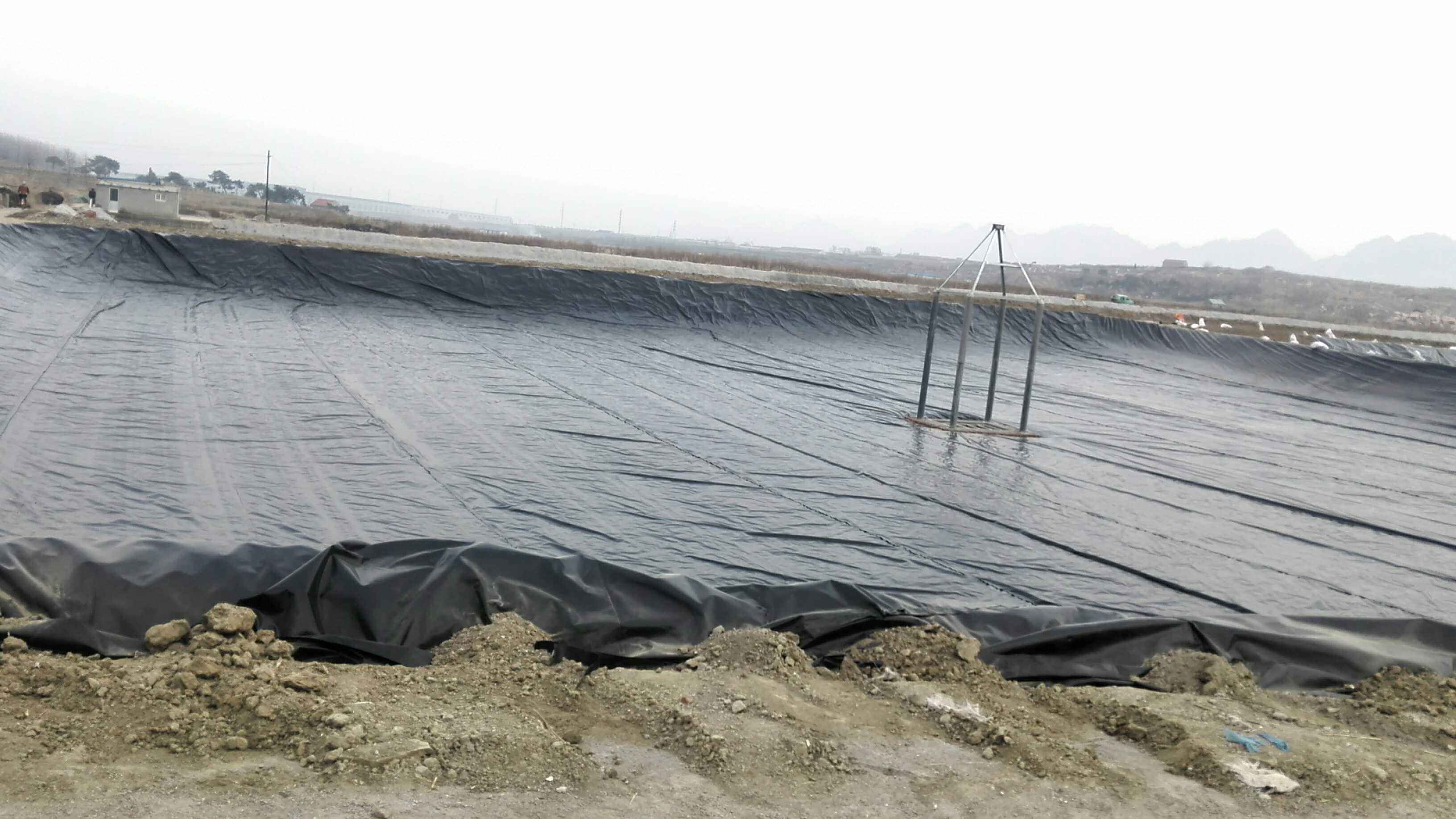 防滲膜在尾礦庫中對(duì)尾渣起到的作用