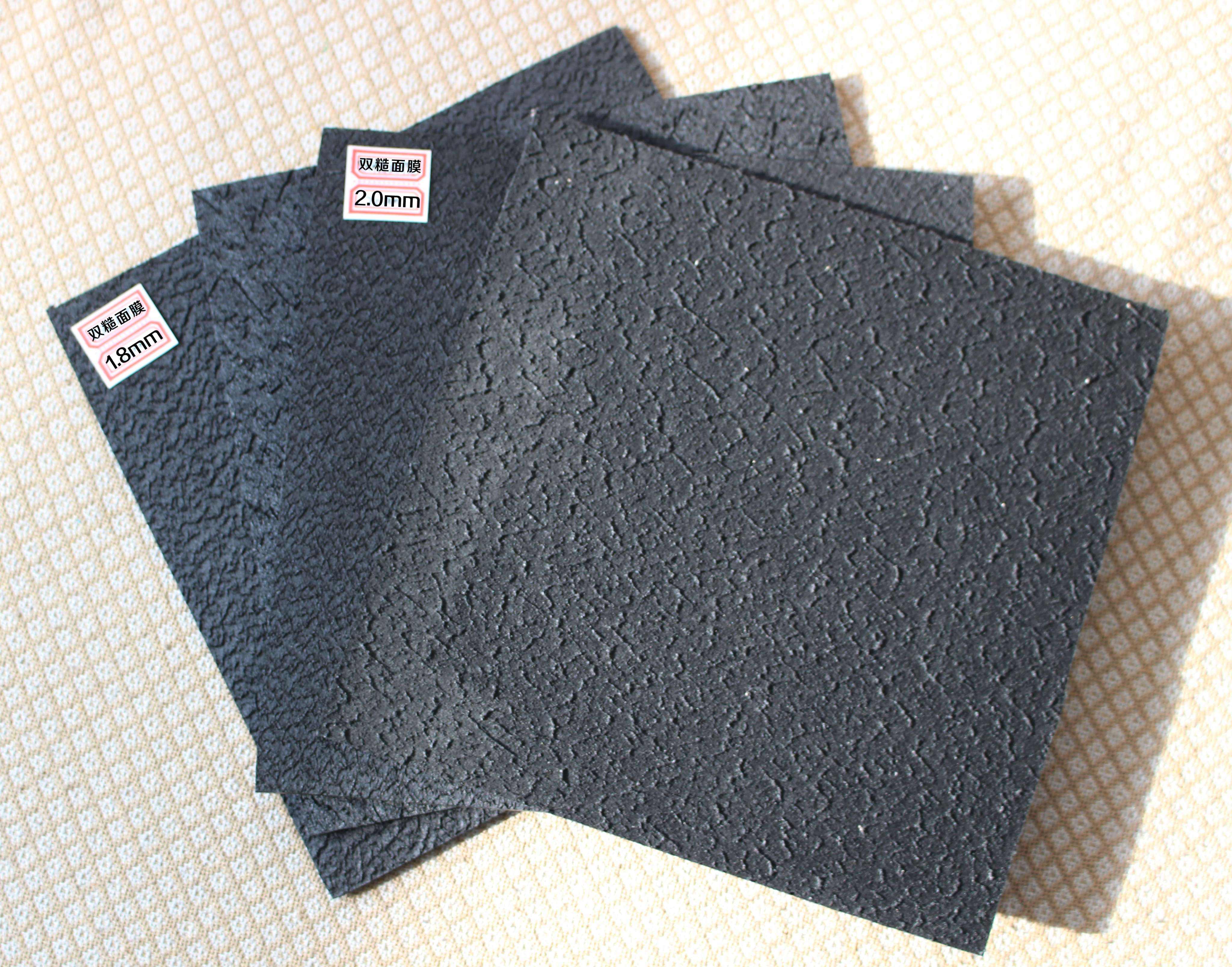 糙面土工膜與光滑面土工膜相比有哪些優(yōu)勢？