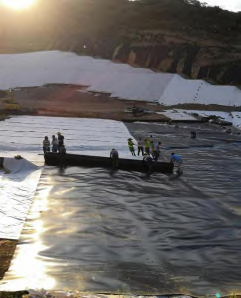 鋪設(shè)HDPE土工膜時(shí)膜的方向應(yīng)當(dāng)盡量與最大坡度線(xiàn)平行(圖1)