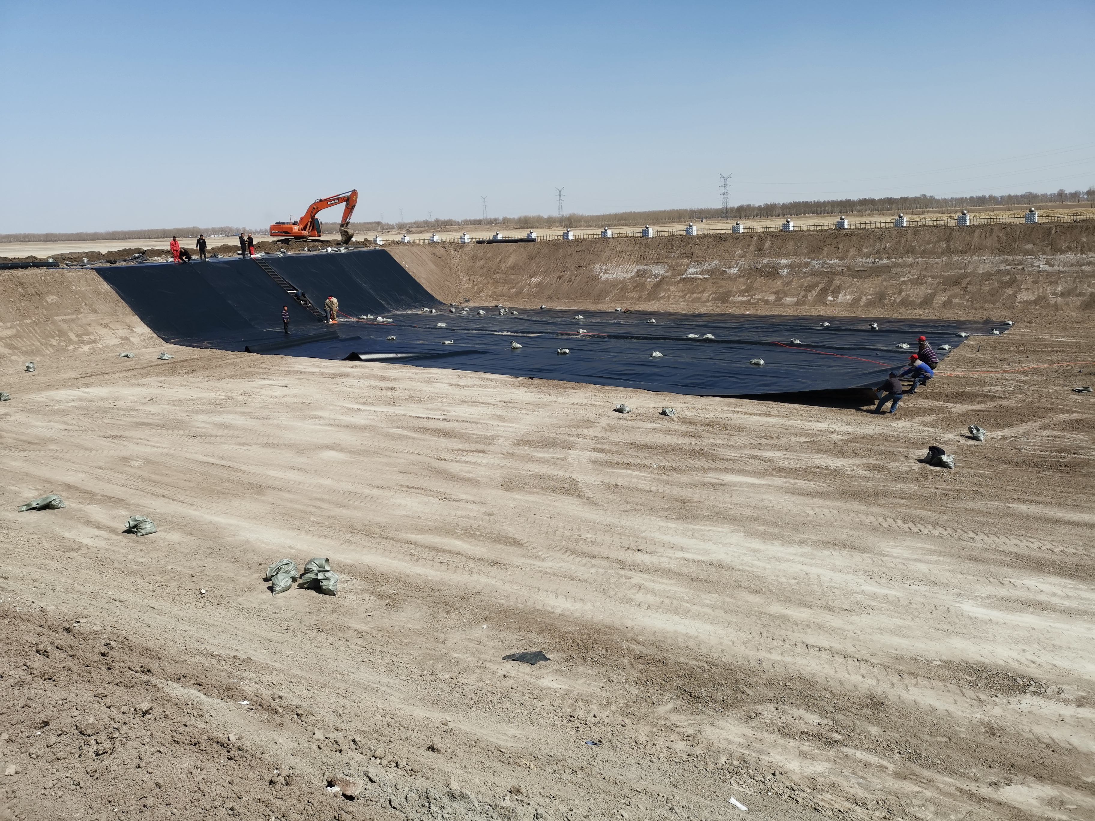 鋪設(shè)HDPE防滲膜時應(yīng)充分考慮溫度控制(圖1)