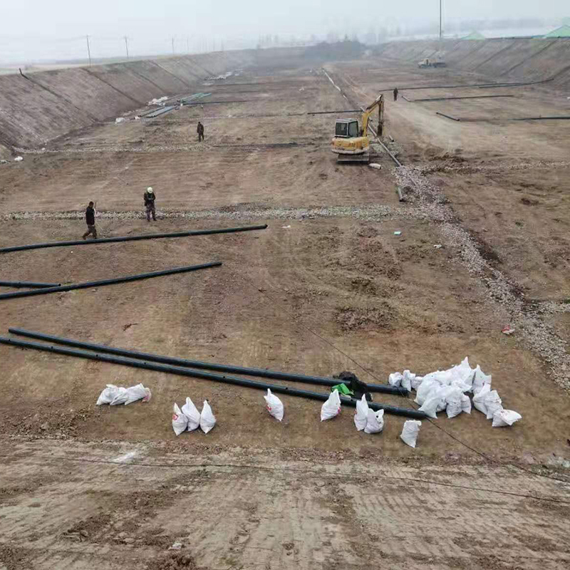 垂直防滲墻是通過在污染源一邊或周圍設置垂直的防滲工程