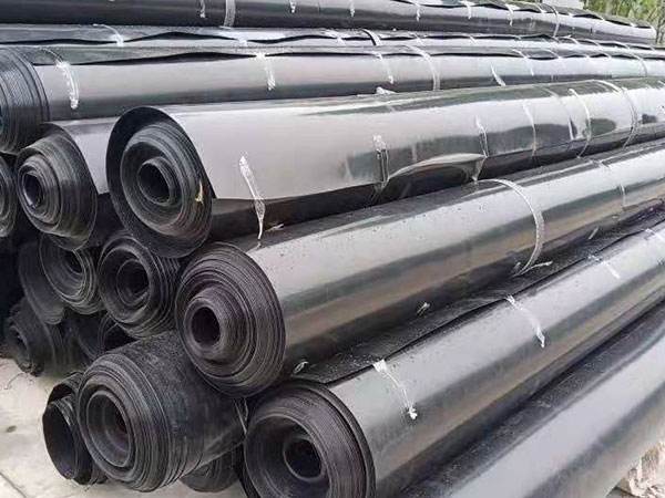 防滲土工合成材料主要包括復(fù)合土工膜和天然鈉基膨潤(rùn)土防水毯（GCL）。