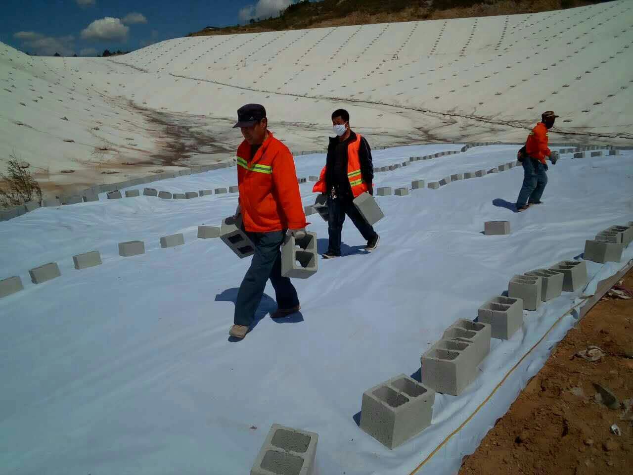 混凝土防滲鋪蓋的主要缺點(diǎn)是什么？