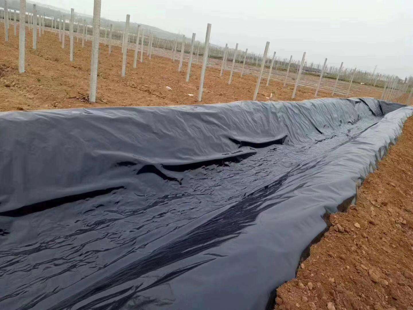 土工膜常用于垃圾填埋場(chǎng)、水庫(kù)等，其滲透性能極其重要