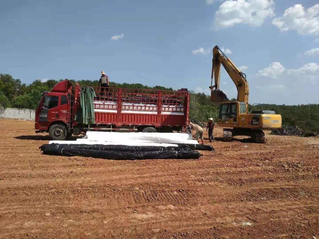 防滲膜具有優(yōu)良的抗老化、抗紫外線、抗分解能力