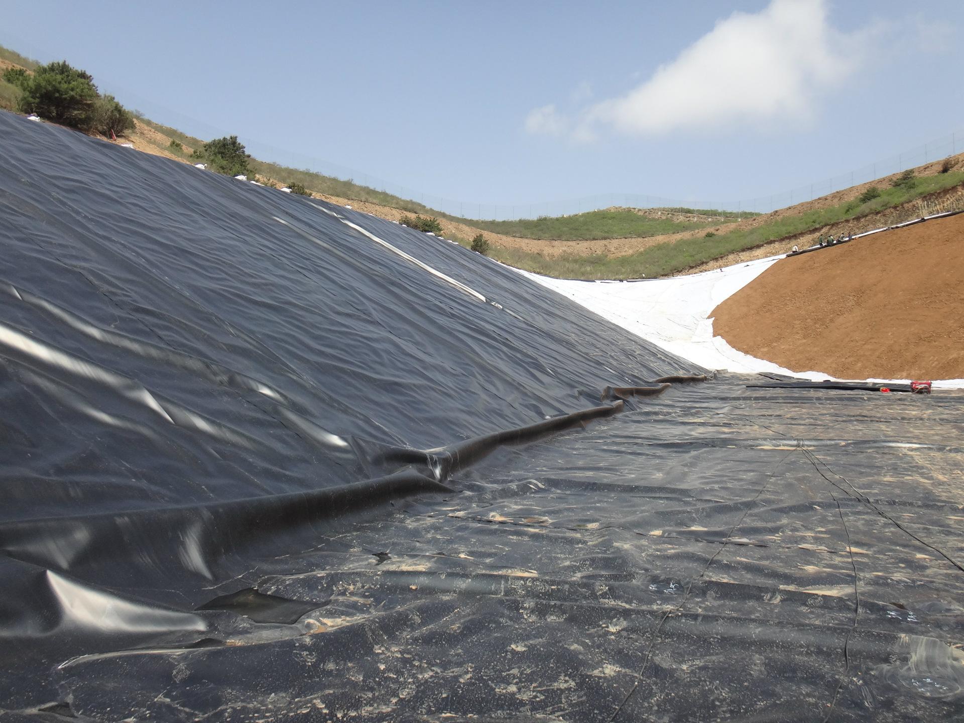 固體廢物處理中心填埋場防滲方案的比較與選擇