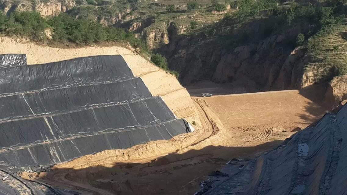 高密度聚乙烯土工膜主要用于填埋場、景觀湖泊和池塘