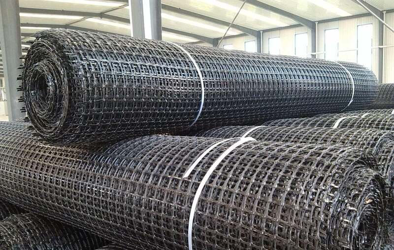 首層填料的厚度達到要求且碾壓密實即可施工土工格柵