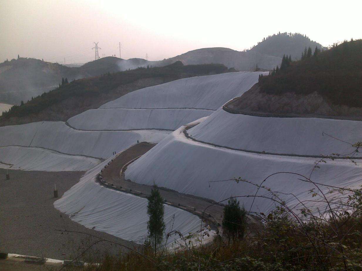 膨潤土防水毯垂直硬質護岸防滲施工方案