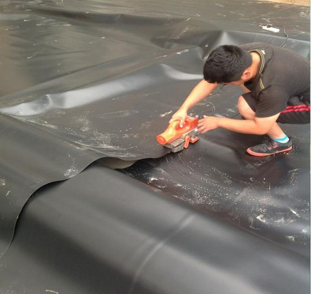 HDPE防滲膜焊縫搭接面需要保持干凈嗎？